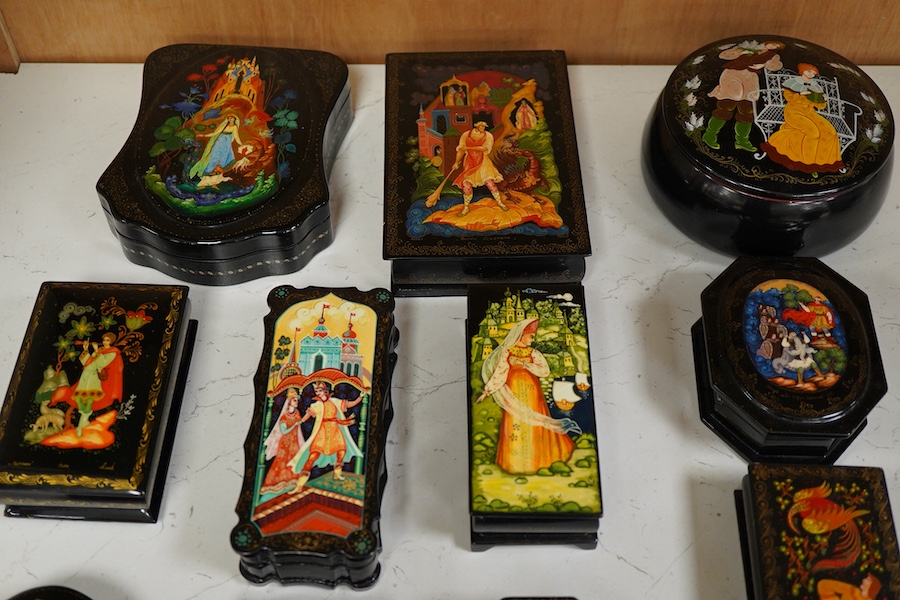 Fifteen Russian lacquer trinket boxes, mostly 1990’s, largest 15cm